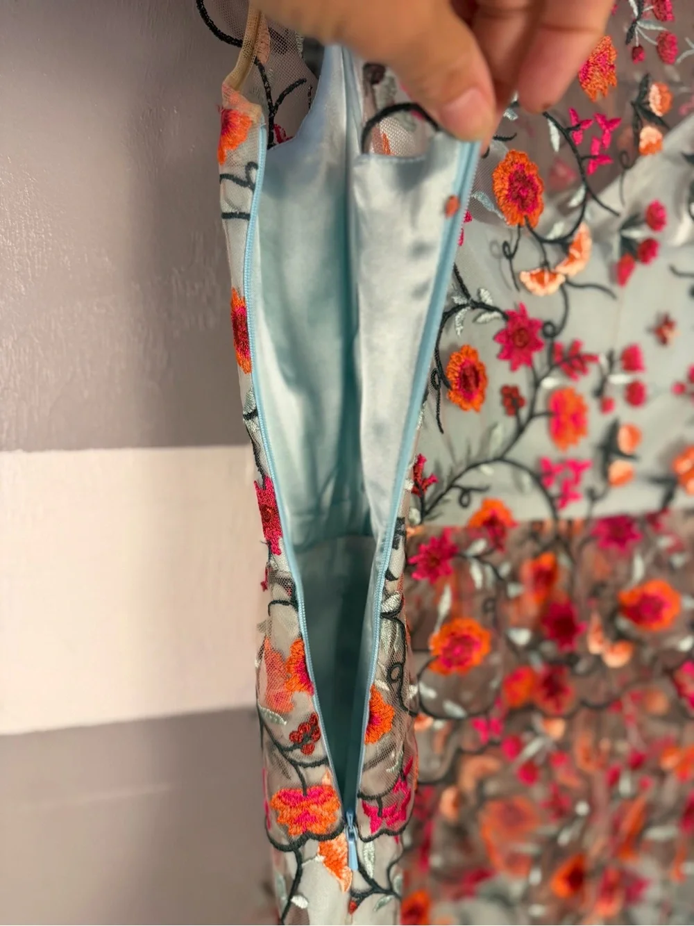 ML Monique Lhuillier Garden Party Embroidered Dress size 6